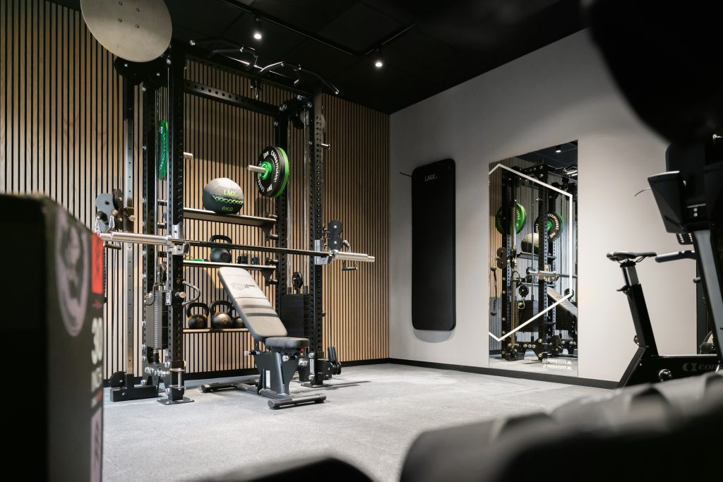 Fitnessstudio met racks en dumbbells bij Private Fit