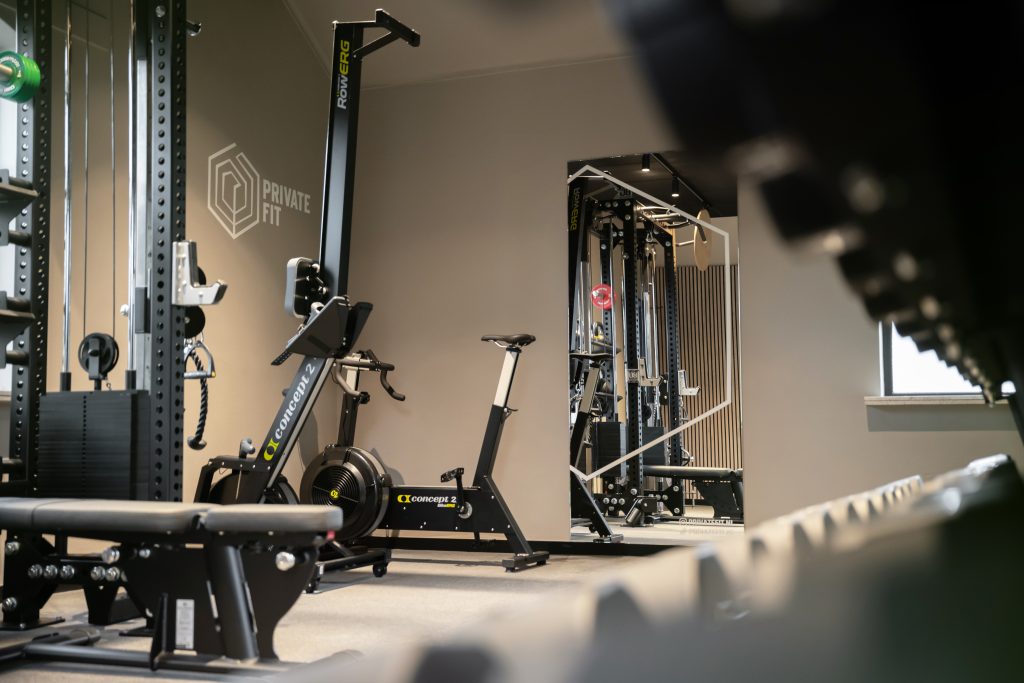 Sportstudio van Private Fit met het logo op de muur